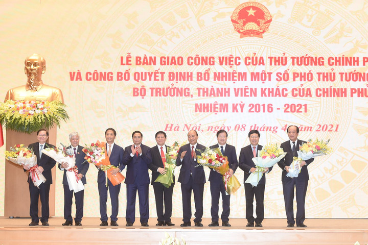 Bàn giao công việc của Thủ tướng Chính phủ và công bố quyết định bổ nhiệm một số thành viên chính phủ
