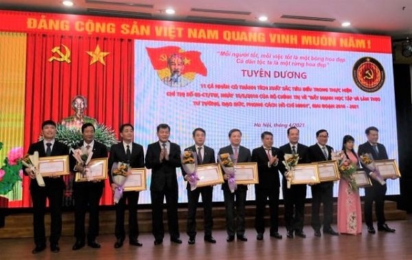 Một tấm gương sống còn giá trị hơn một trăm bài diễn văn tuyên truyền*