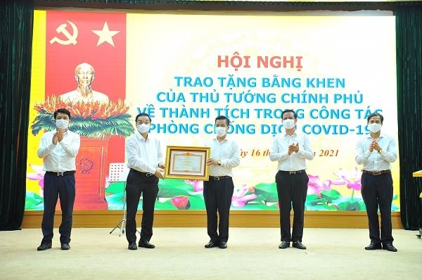 Tặng bằng khen của Thủ tướng cho một số tập thể, cá nhân có thành tích trong công tác phòng, chống COVID-19