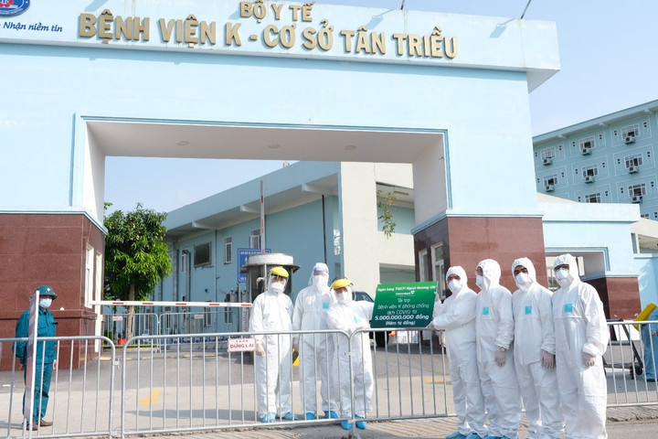 Vietcombank trao tặng 5 tỷ đồng và 10.000 suất ăn hỗ trợ Bệnh viện K cơ sở Tân Triều phòng chống dịch COVID-19