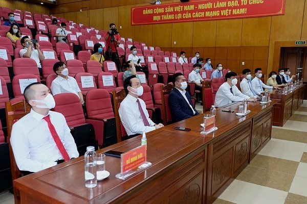 Tiếp nhận 125 tỷ đồng, 1 triệu USD và 1 triệu liều vắc xin cho quỹ mua vắc xin phòng COVID-19 