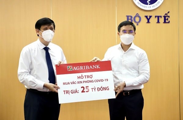 Agribank ủng hộ 53 tỷ đồng trong đợt cao điểm phòng, chống dịch COVID-19