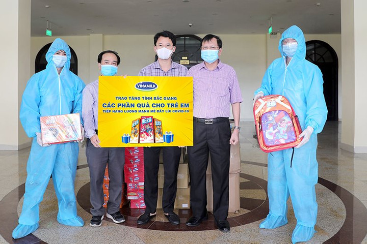 Vinamilk tặng 3.000 phần sữa và quà 1/6 cho các “Anh hùng nhí" tại nhiều khu cách ly