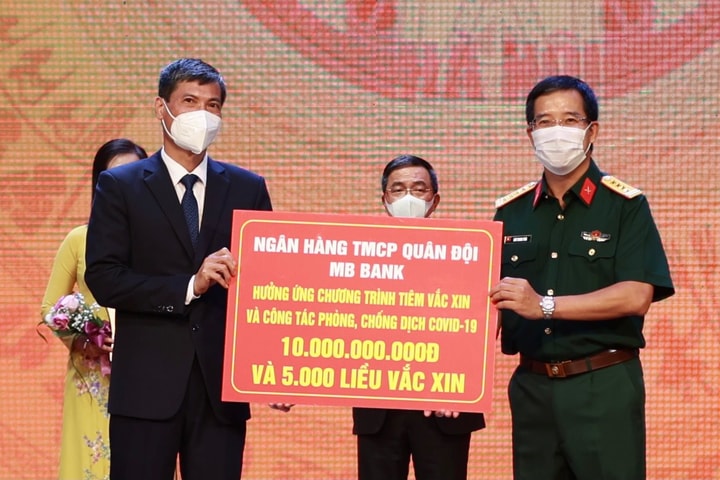 MB “tiếp sức” 10 tỷ đồng cùng Hà Nội đẩy lùi COVID-19
