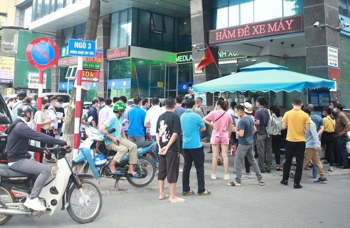Nhiều cơ sở y tế tại Hà Nội tạm dừng xét nghiệm, tiêm vắcxin để đảm bảo phòng dịch