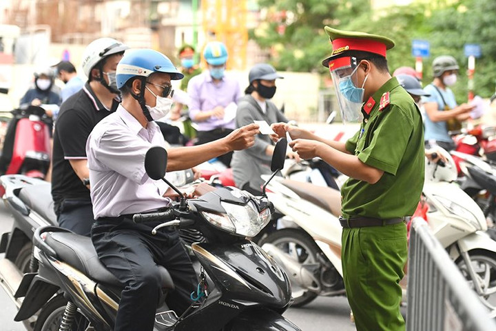 Hà Nội yêu cầu xuất trình thêm lịch trực, phân công nhiệm vụ khi ra đường