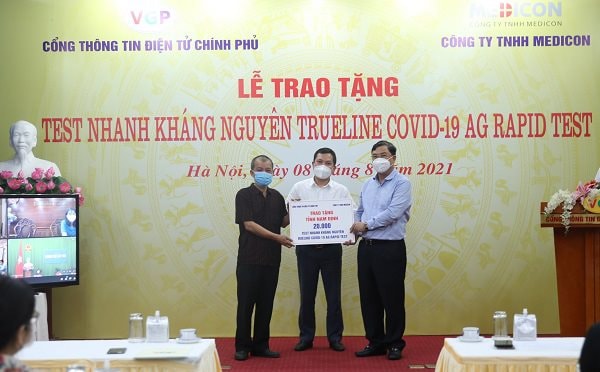 Trao tặng 100.000 bộ kit test nhanh kháng nguyên SARS-CoV-2 cho 4 tỉnh, thành phố