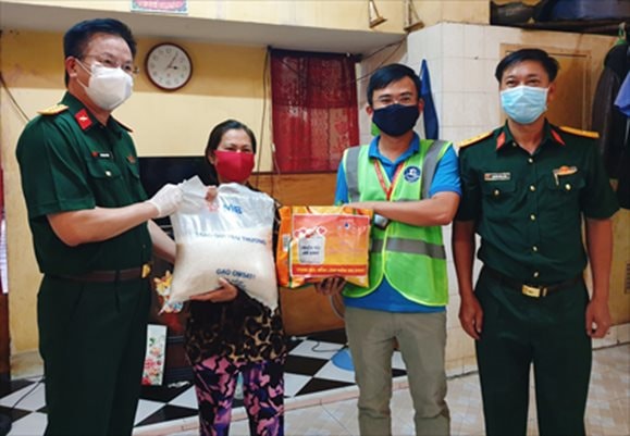 MB trao 90 tấn gạo hỗ trợ nhân dân TP. Hồ Chí Minh vượt khó chống dịch