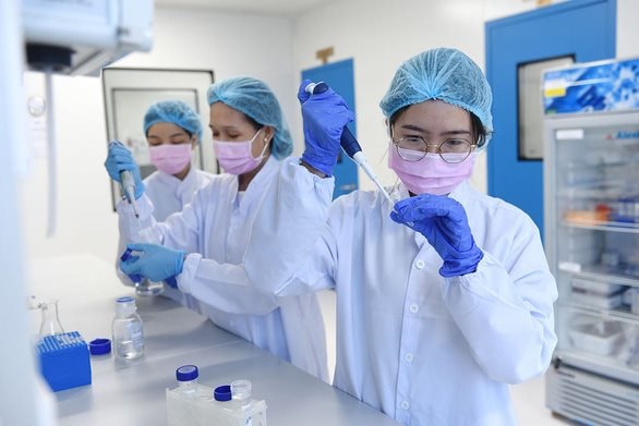 Quan tâm nghiên cứu, phát triển, đẩy nhanh thử nghiệm và cấp phép sử dụng vắc xin phòng COVID-19