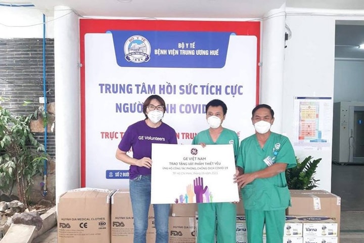 GE trao tặng 3.000 bộ đồ bảo hộ cho lực lượng tuyến đầu chống dịch
