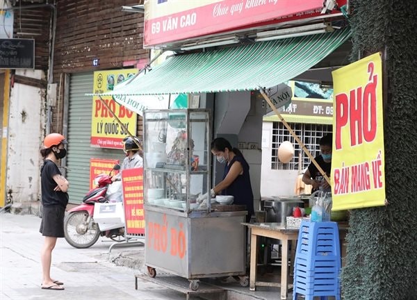 Hà Nội: Công an gỡ 39 chốt trong vùng đỏ, hàng quán tất bật bán mang về