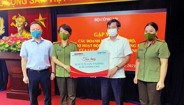 Tập đoàn Geleximco và ABBANK tặng tuyến đầu 4 xe cứu thương chuyên chở bệnh nhân COVID-19