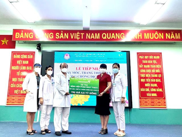 Vietcombank trao 5,5 tỷ đồng hỗ trợ Bệnh viện Phạm Ngọc Thạch phòng chống dịch COVID-19