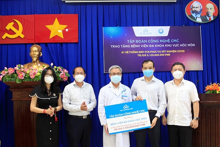 CMC trao tặng hệ thống xét nghiệm COVID-19 cho Bệnh viện Đa khoa Hóc Môn