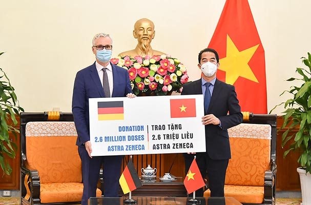 Tặng Bằng khen của Thủ tướng Chính phủ cho tập thể, cá nhân xuất sắc trong ngoại giao vaccine và phòng, chống COVID-19