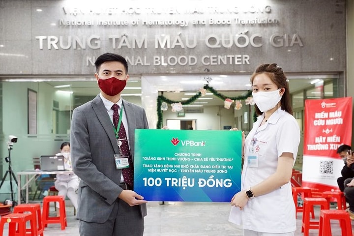 VPBank hỗ trợ bệnh nhi khó khăn tại Viện Huyết học và Truyền máu Trung ương