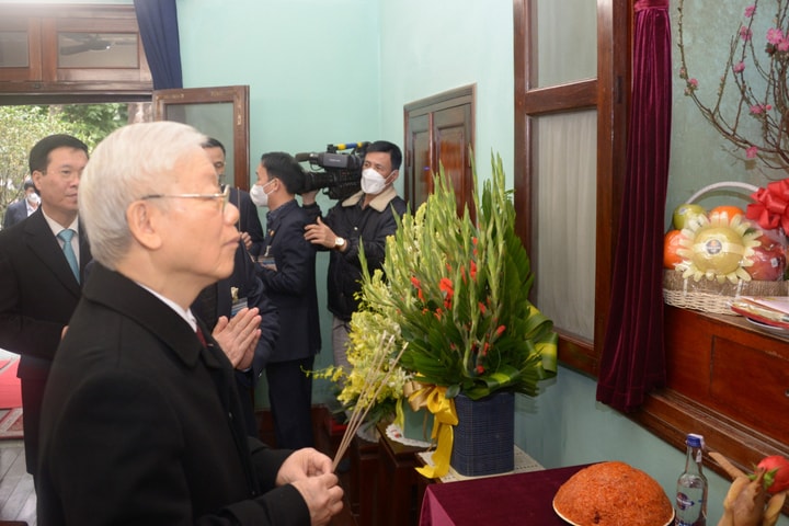 Tổng Bí thư Nguyễn Phú Trọng dâng hương tưởng niệm Chủ tịch Hồ Chí Minh