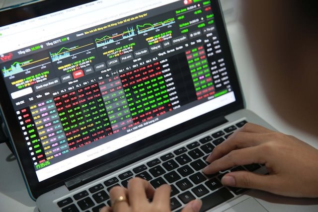 VN-Index đang hướng lên ngưỡng 1.300 điểm
