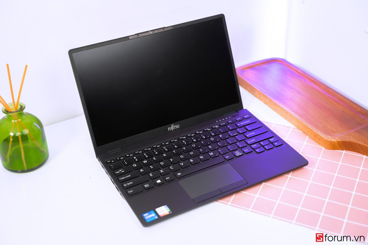 Laptop Fujitsu UH-X nhẹ nhất thế giới có gì nổi bật?