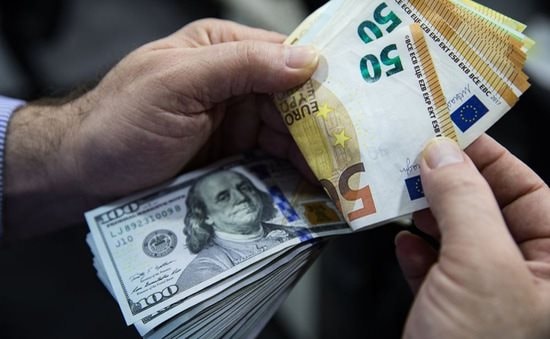 Giá USD tăng vọt, đồng Euro rơi chạm mức thấp nhất trong 22 tháng