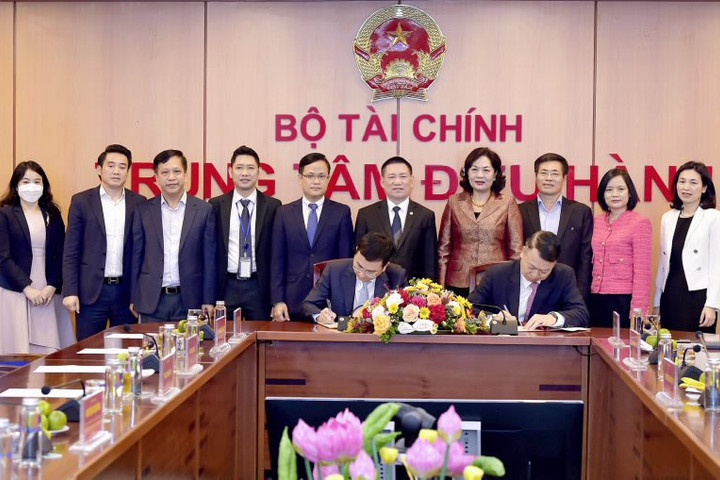 Ký Quy chế mua, bán ngoại tệ giữa ngân sách nhà nước và Dự trữ ngoại hối nhà nước chính thức