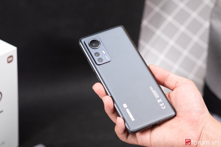 Xiaomi 12 và iPhone SE 2022: 'Trai tài, gái sắc'