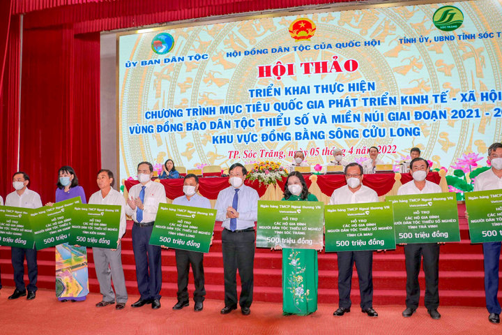 Vietcombank ủng hộ 4,5 tỷ đồng hỗ trợ các hộ gia đình người dân tộc thiểu số nghèo tại 9 tỉnh Đồng bằng Sông Cửu Long