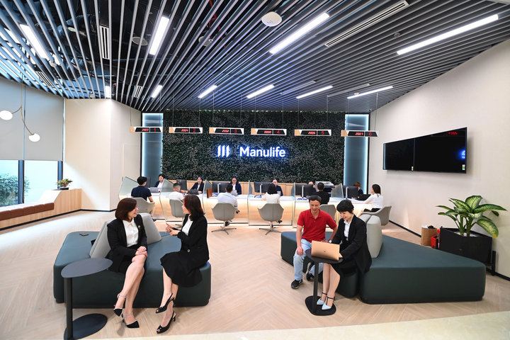 Kết nối khách hàng và đội ngũ tư vấn tài chính tại không gian làm việc mới của Manulife Việt Nam