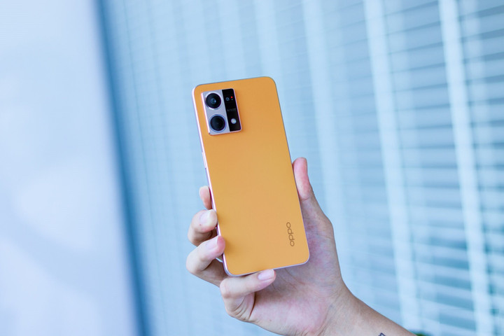 OPPO Reno7 4G:  Điện thoại tầm trung nhưng 'sang xịn'