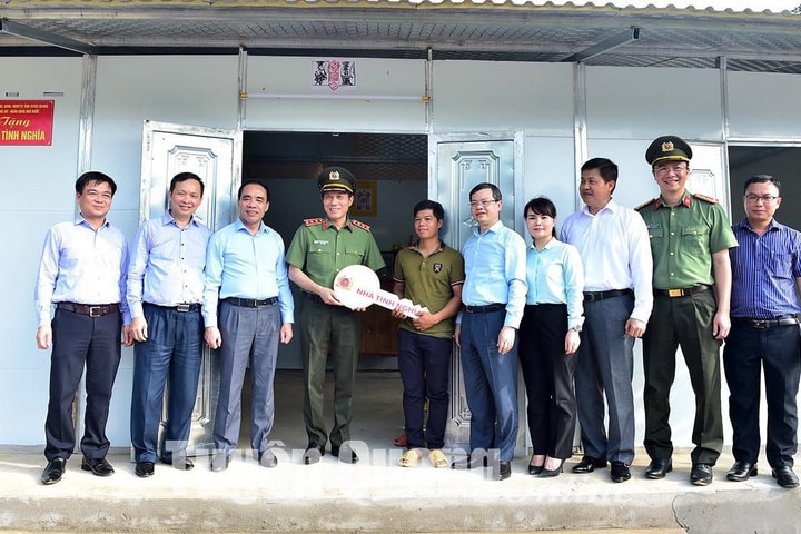 Trao tặng nhà và kinh phí hỗ trợ xây dựng nhà cho hộ nghèo tại tỉnh  Tuyên Quang