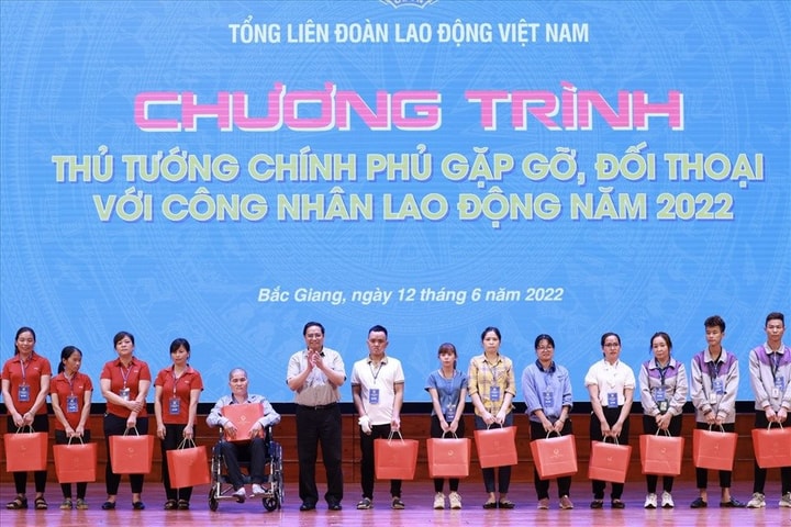 Thủ tướng trao quà cho công nhân lao động có hoàn cảnh khó khăn và dự lễ ra mắt Chương trình "Giờ thứ 9+"