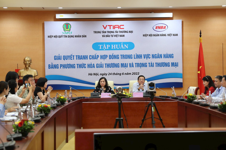 Giải quyết tranh chấp hợp đồng trong lĩnh vực ngân hàng bằng phương thức hoà giải thương mại và trọng tài thương mại