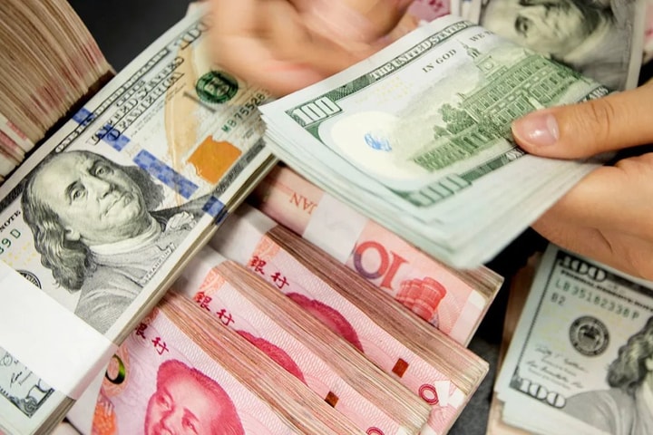 Để trợ lực cho đồng Nhân dân tệ, Ngân hàng trung ương Trung Quốc tạo điều kiện cho các công ty trong nước vay thêm nợ nước ngoài