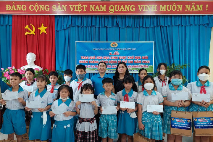 Đại diện Công đoàn NHVN tại TP. Cần Thơ tặng quà trẻ em nghèo vượt khó học giỏi năm học 2021-2022