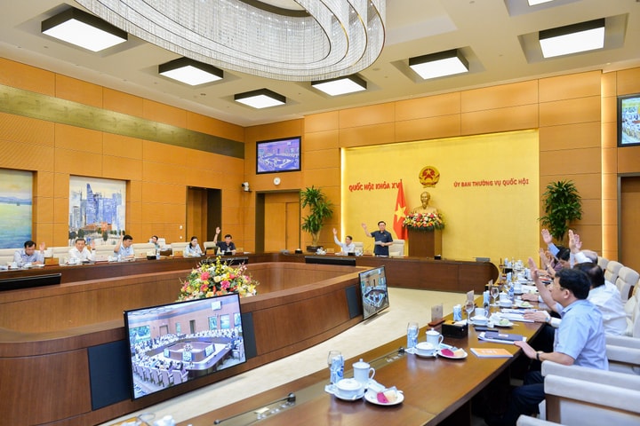 Thông qua Nghị quyết về mức thuế bảo vệ môi trường đối với xăng, dầu