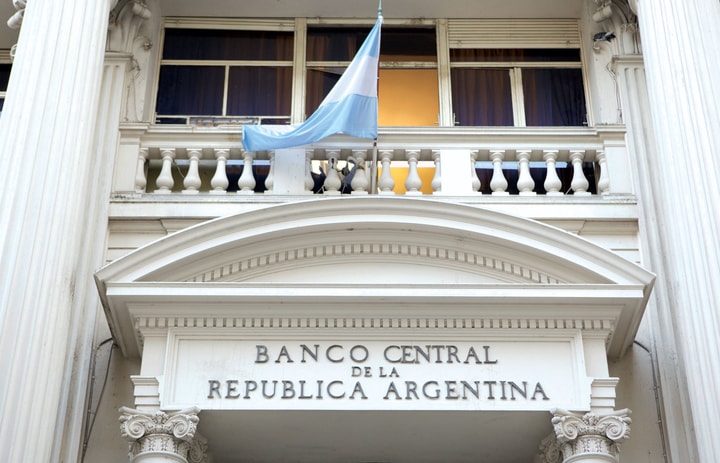 Argentina tăng lãi suất lên 75% khi lạm phát tăng gần mốc 100%
