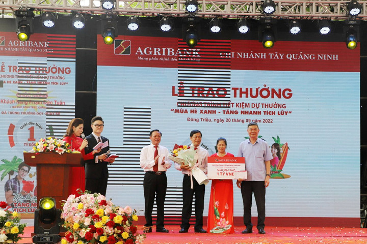 Agribank trao sổ tiết kiệm 1 tỷ đồng cho khách hàng trúng giải Đặc biệt Chương trình “Mùa hè Xanh – Tăng nhanh tích lũy”