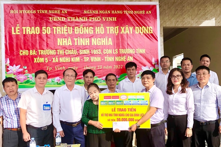 Trao hỗ trợ kinh phí xây dựng nhà tình nghĩa cho thân nhân liệt sỹ