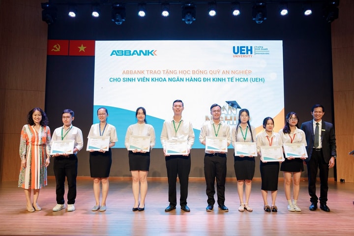 ABBANK đầu tư quỹ học bổng An Nghiệp đồng hành cùng sinh viên ngành Tài chính Ngân hàng