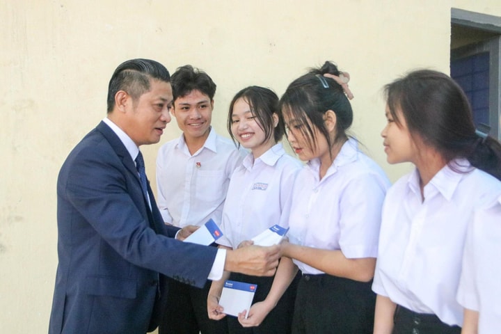 Sacombank và Dai-ichi Life Việt Nam triển khai chương trình “Kết nối triệu yêu thương - Hạnh phúc cho cộng đồng” nhân kỷ niệm 5 năm hợp tác