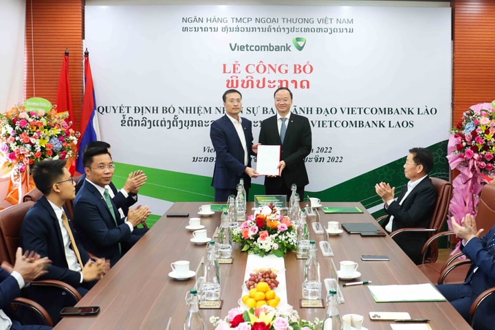 Công bố quyết định về nhân sự Ban lãnh đạo VCB Lào