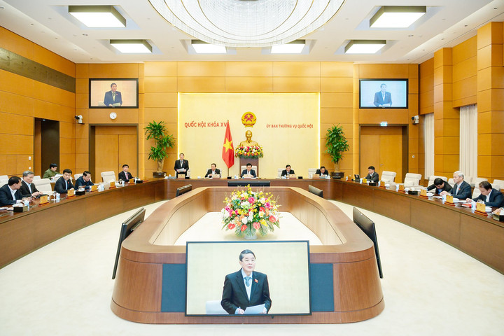 Ủy ban Thường vụ Quốc hội ban hành nghị quyết về mức thuế bảo vệ môi trường đối với xăng, dầu, mỡ nhờn