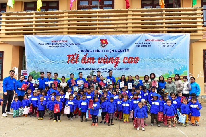 Mang Tết ấm về với vùng cao