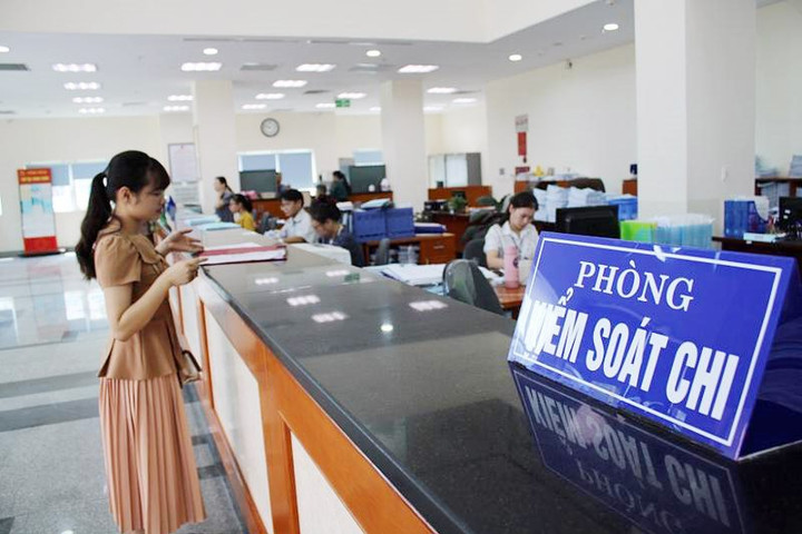 Tuyệt đối không được gây phiền hà, sách nhiễu cho khách hàng giao dịch tại kho bạc