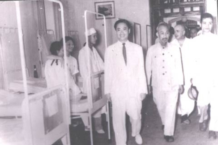 Kỷ niệm 68 năm Ngày Thầy thuốc Việt Nam (27/2/1955 - 27/2/2023): Theo lời dạy của Bác Hồ