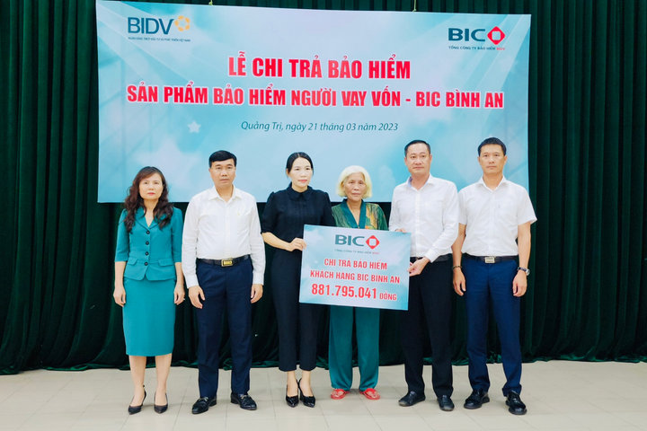 BIC trao gần 900 triệu đồng quyền lợi bảo hiểm cho khách hàng vay vốn tại Quảng Trị