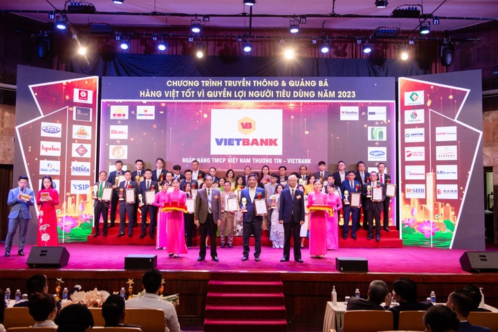 Vietbank đạt Top 10 dịch vụ chất lượng vàng vì quyền lợi người tiêu dùng 2023