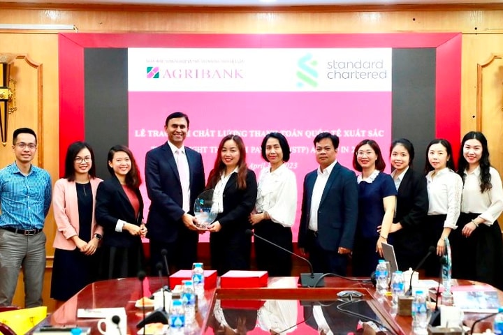 Agribank nhận giải Chất lượng Thanh toán xuất sắc năm 2022 do Ngân hàng Standard Chartered trao tặng