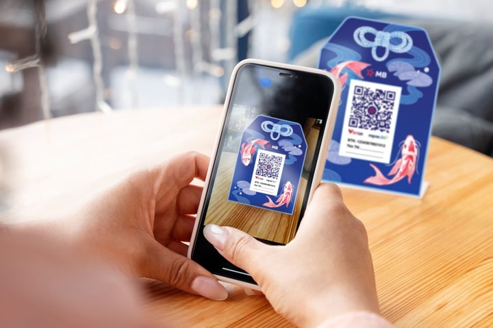 Dán đè mã QR giả mạo tại các cửa hàng đang là chiêu thức lừa đảo mới