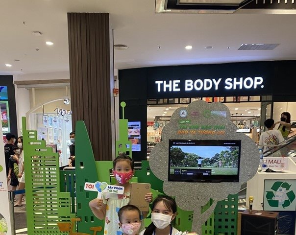 Thu gom và tái chế vỏ hộp giấy đồ uống đã qua sử dụng tại AEON MALL ở Hà Nội